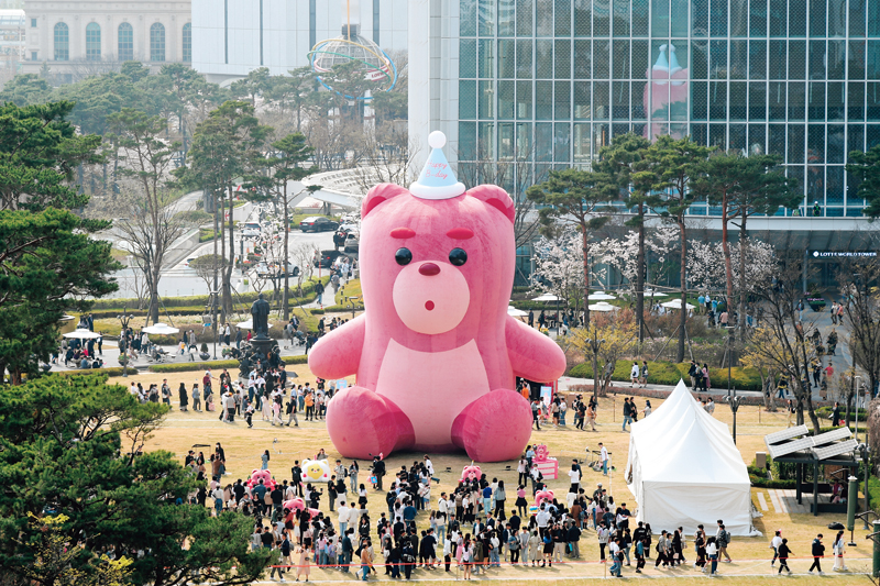 A 15-meter-high version of corporate mascot Bellygom captivates visitors at Time Villas