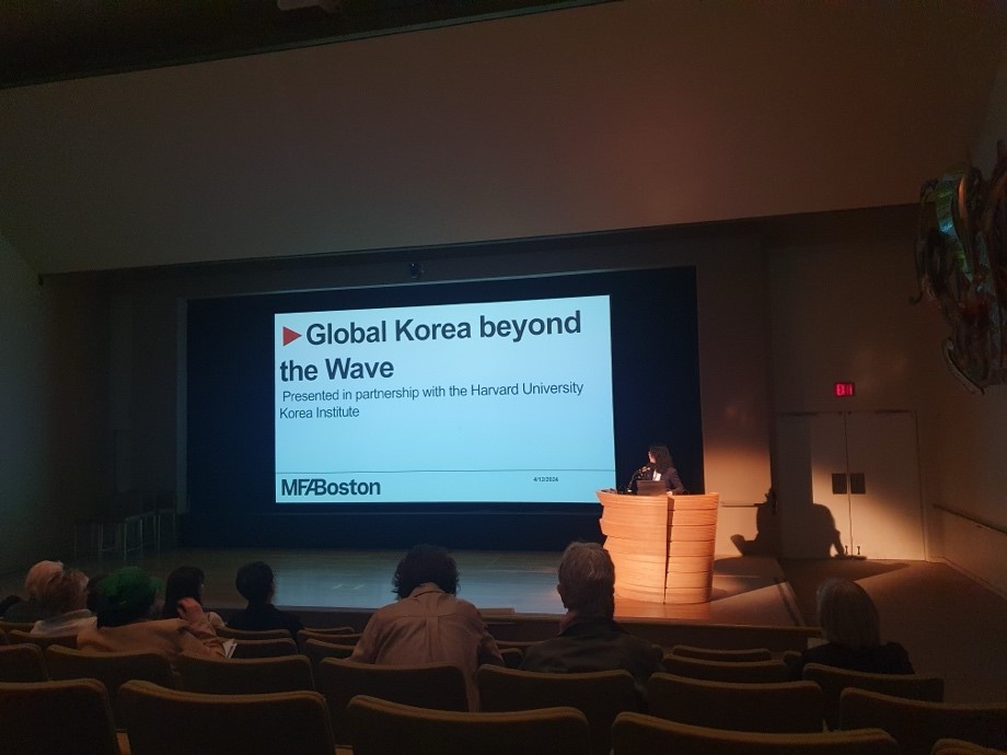 Symposium: Global Korea beyond the Wave  진행중인 모습1